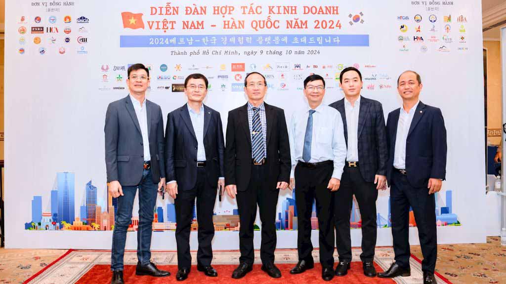 Doanh nhân và cán bộ cấp cao tại Việt Nam và Hàn Quốc