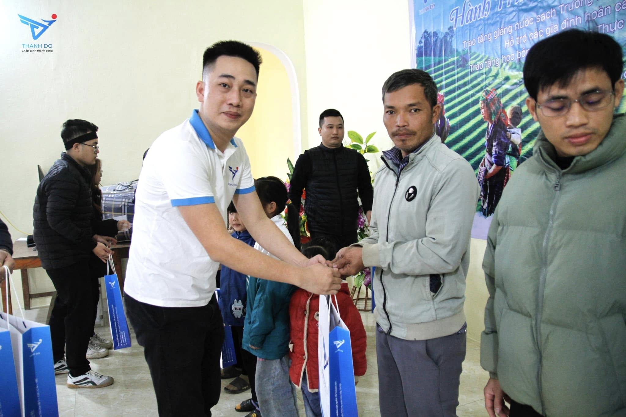 cũng đã trao tặng 8 suất học bổng dành cho các bạn có hoàn cảnh khó khăn muốn tham gia chương trình Thực tập sinh để thay đổi cuộc sống