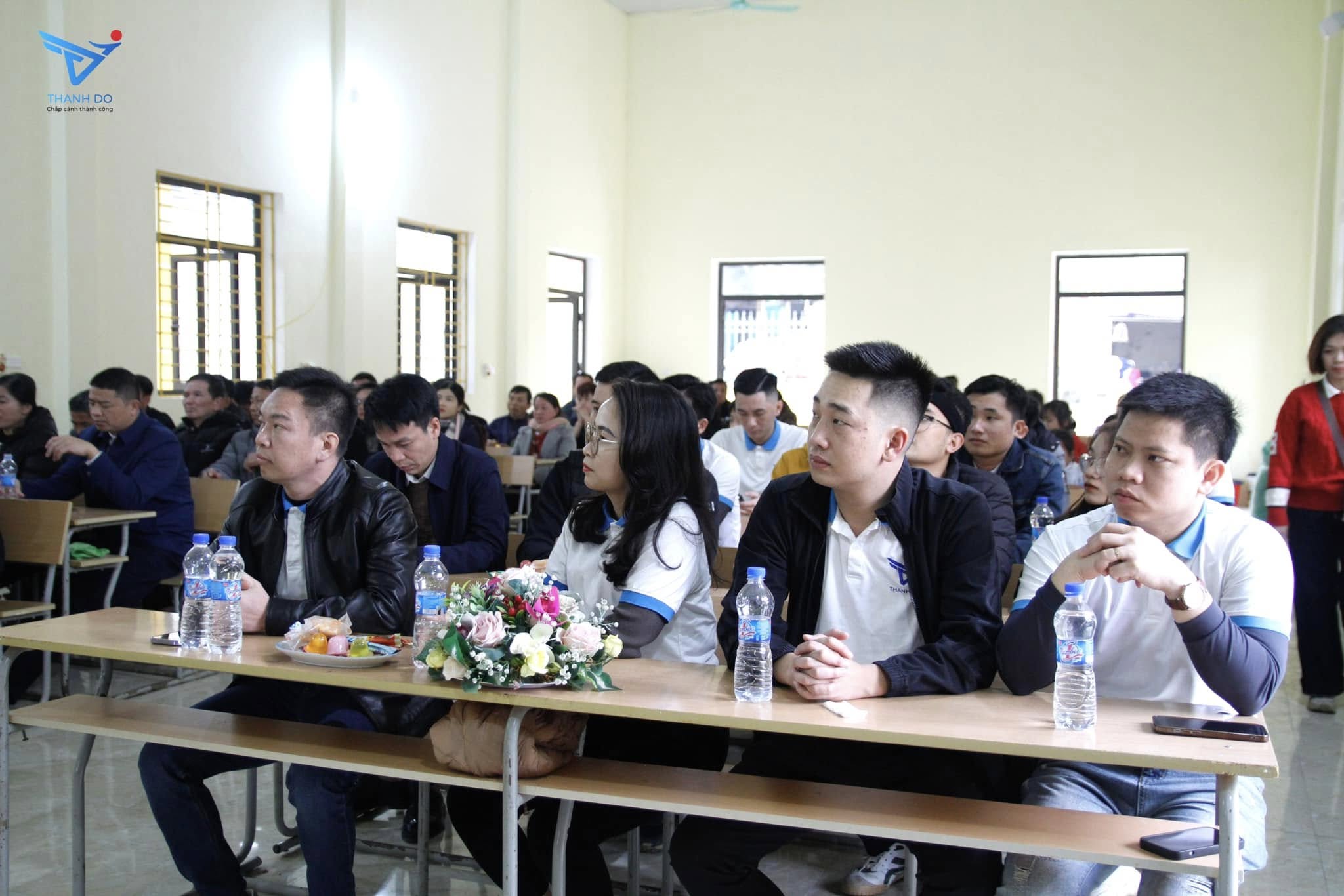 cũng đã trao tặng 8 suất học bổng dành cho các bạn có hoàn cảnh khó khăn muốn tham gia chương trình Thực tập sinh để thay đổi cuộc sống