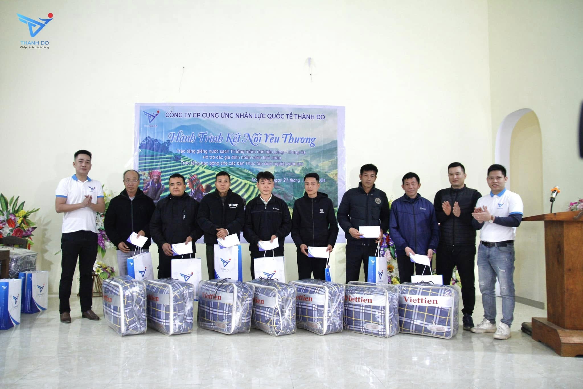 cũng đã trao tặng 8 suất học bổng dành cho các bạn có hoàn cảnh khó khăn muốn tham gia chương trình Thực tập sinh để thay đổi cuộc sống